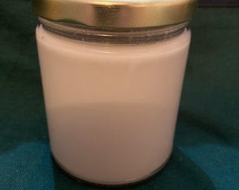 Sweet Snow candles with a sugar mint fragrance, made by hand from Soy Wax!
