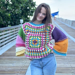 Modello all'uncinetto, maglione all'uncinetto Amelie Grandma Square, video tutorial per felpa oversize spessa, maglione invernale da donna, pullover comodo