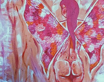 Può includere: Un dipinto di una donna con ali rosa. La donna è di spalle allo spettatore e ha i capelli lunghi e rossi. Le ali sono composte da molte piccole squame rosa e arancioni. Lo sfondo è rosa chiaro e bianco.