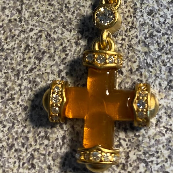 Pendentif croix signé Nina Ricci. Triple plaqué or 22 carats avec croix en résine et cristaux Swarovski. Canadien, Designer, vintage, Nouveau