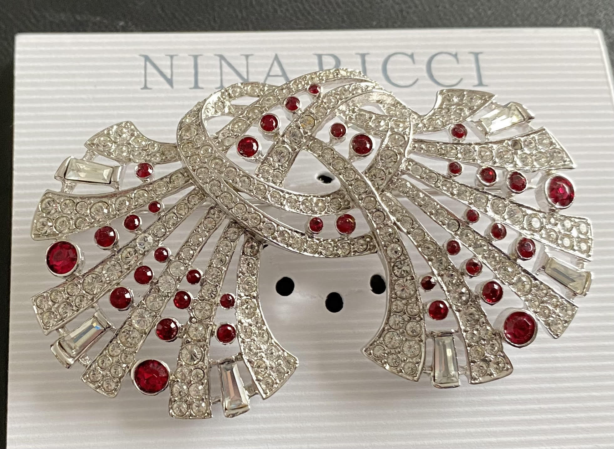 ■希少　ニナリッチ　ルビー色が美しいブローチ　■美品 Nina Ricci Rhodium Fancy Brooch. Handset Ruby & Clear