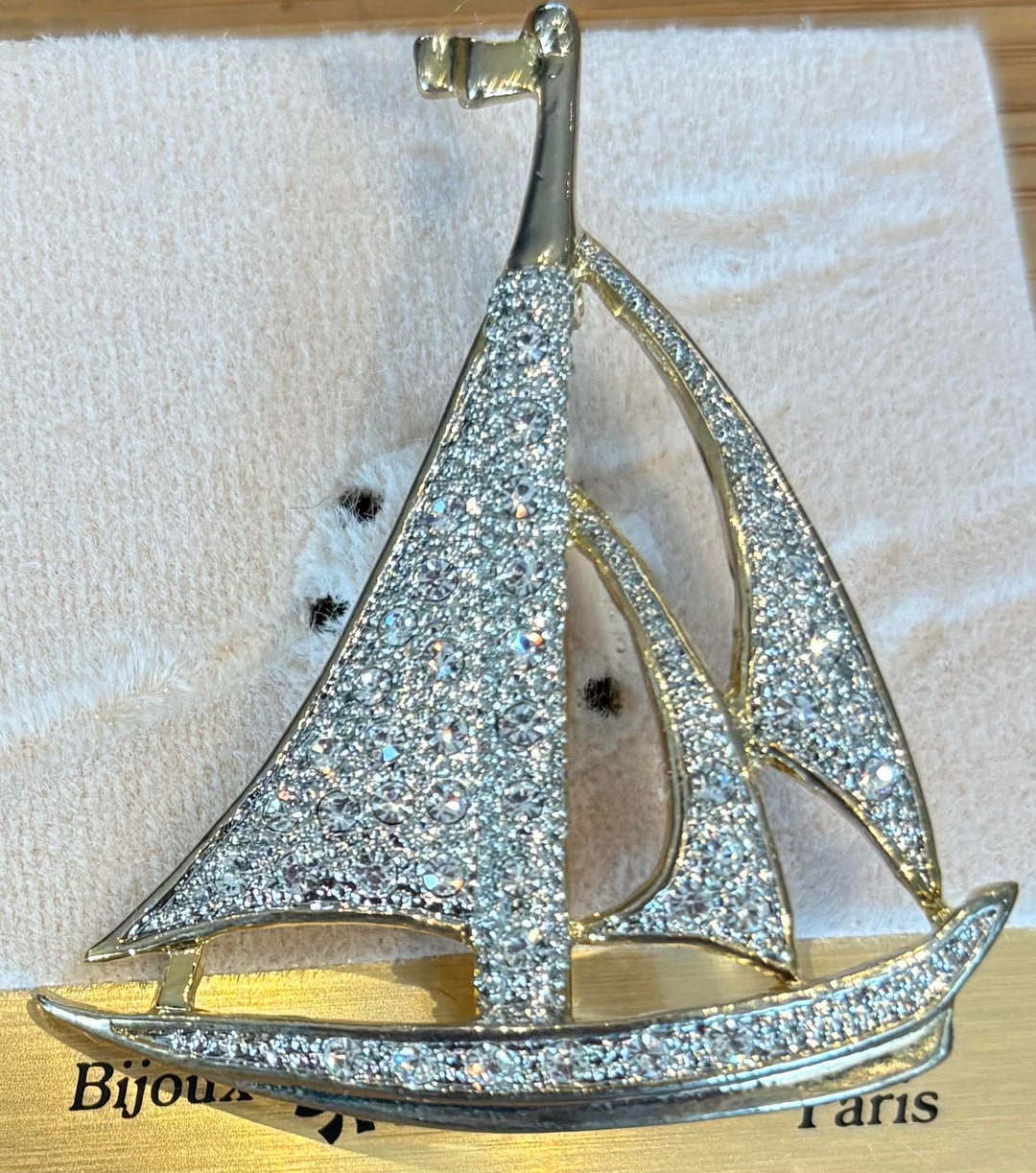 Superbe Broche Vintage Bateau Voilier Doré – Élégance