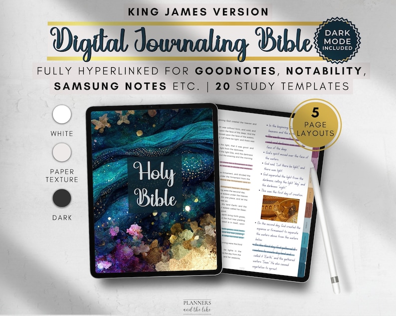 K&ouml;nnte beinhalten: Eine digitale Journal-Bibel mit einer Dunkelmodus-Option. Das Cover zeigt ein blaues und goldenes abstraktes Design mit den Worten "Holy Bible" in wei&szlig;em Text. Das Bild zeigt ein Tablet mit der Bibel, die auf der ersten Seite der Genesis ge&ouml;ffnet ist. Der Text enth&auml;lt die Worte "Am Anfang schuf Gott Himmel und Erde."