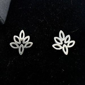 Damen Silber Schmuck, Lotus Blume Ohrringe - Ohrringe für jeden Tag - Silber Lotus Blume - Zierliche Ohrringe, Einzigartiges Geschenk, fein, winzig, A284