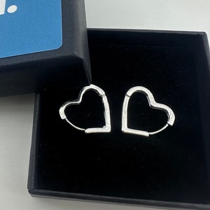 Silber Herz Huggie Hoop Ohrring Huggie Herz Ohrringe Jeden Tag Huggies, Einfache Huggies Zierliche Ohrringe Minimalist Ohrringe Conch, A228