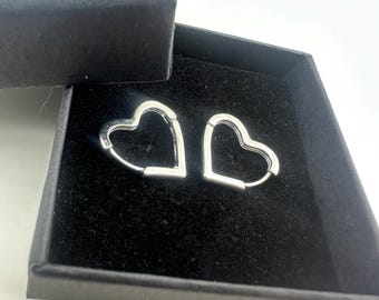 Créoles coeur, boucles d'oreilles Huggie Heart minimalistes argentées, boucles d'oreilles pour femmes de tous les jours pendant quelques secondes, A228