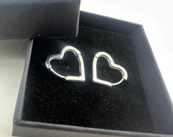 Boucles d'oreilles Huggie Heart argentées Boucles d'oreilles Huggie Heart Tous les jours Huggies, Boucles d'oreilles Huggies Dainty simples Boucles d'oreilles minimalistes Conque, A228