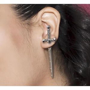 Pendientes de espada gótica, pendientes de daga, pendientes de daga emo vanguardistas para damas, un par de espadas, pendientes de espada tipo daga tipo huggie / A272