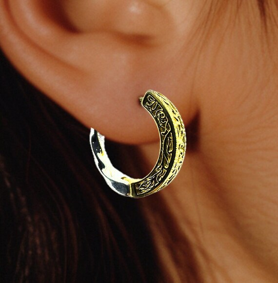Goud en zilver mixen? Yes please ✨ , Combineer oorbellen en piercings in mixed metals voor een speelse, moderne look. Herhaal beide kleuren voor balans en creëer jouw perfecte ear party