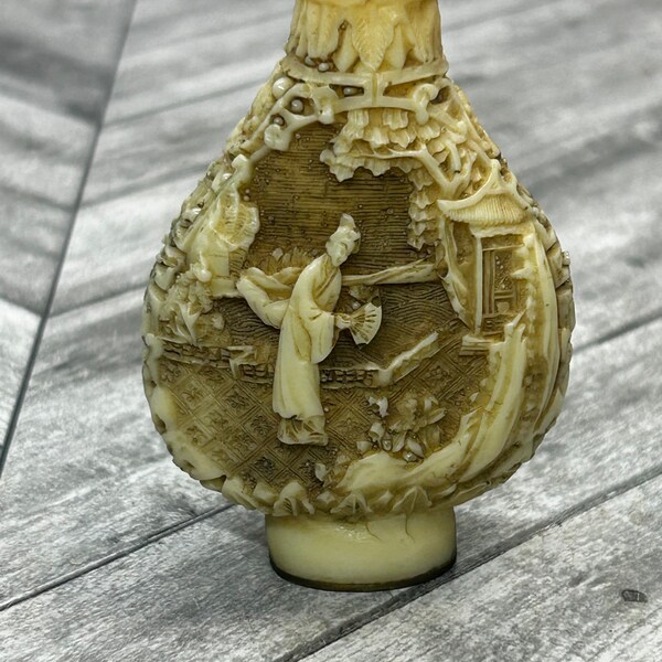 Vintage chinese carved snuff bottle (no stopper)