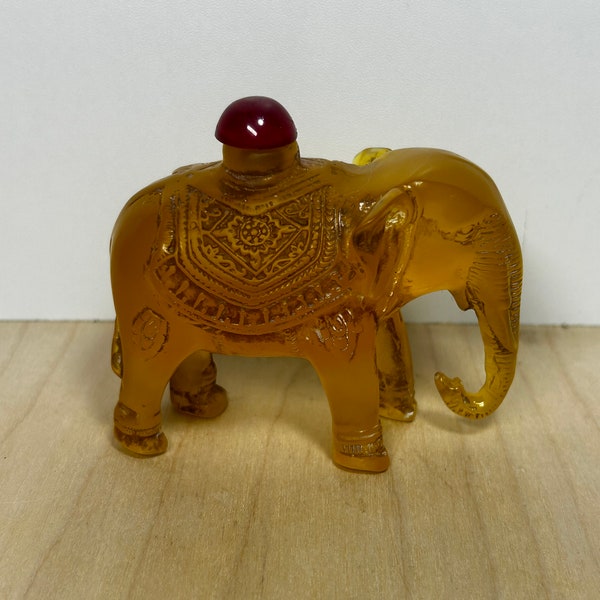 Amber elephant resin snuff bottle