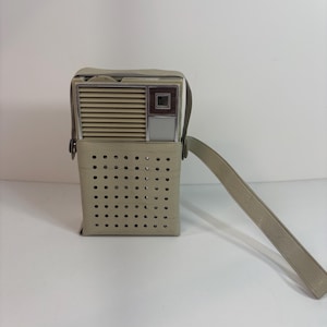 Vintage juliette 6 channel solid state pocket radio