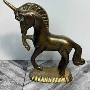 Unicórnio vintage de latão maciço