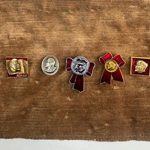 Vintage set of soviet union lenin pins (5)