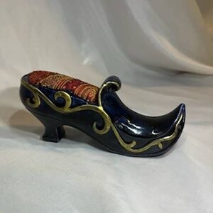 Alladin style ceramic shoe pin cushion. Blue and gold.