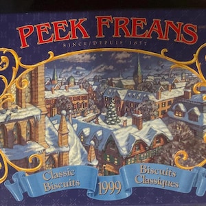 A Vntage Tn by Peak Freans Bscut Factory C 1970s Wth Scenes of London England, Preowned and