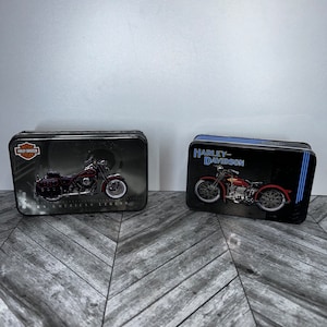 Conjunto vintage de duas latas de cartas de baralho Harley Davidson. (sem cartas)