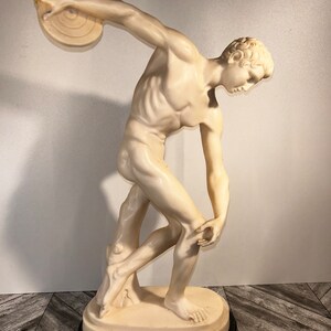 Grande statua in resina di lanciatore di disco italiano