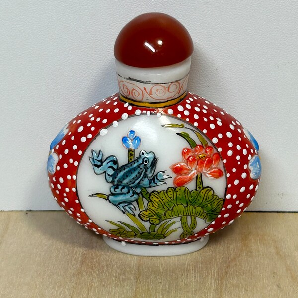 Chinese frog glass overlay snuff bottle