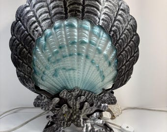 Decoratieve schelplamp op tafel