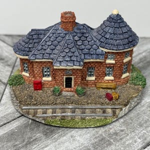 Keramisch beeld van Norwich Collections Union treinstation