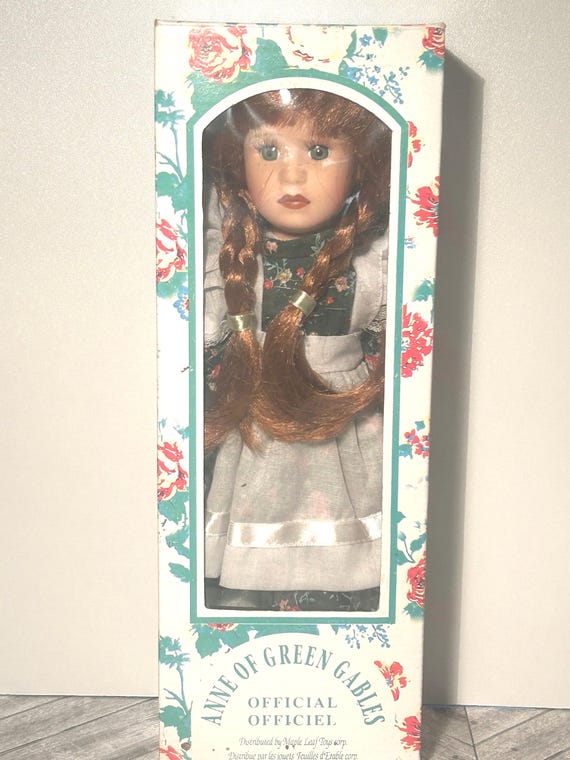 イギリス製アンティーク 女性作家の赤毛のアンの人形！ずっーと座って