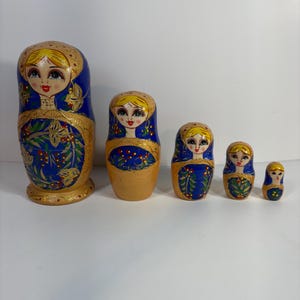 Vintage russian matryoshka nesting dolls (set of 5)