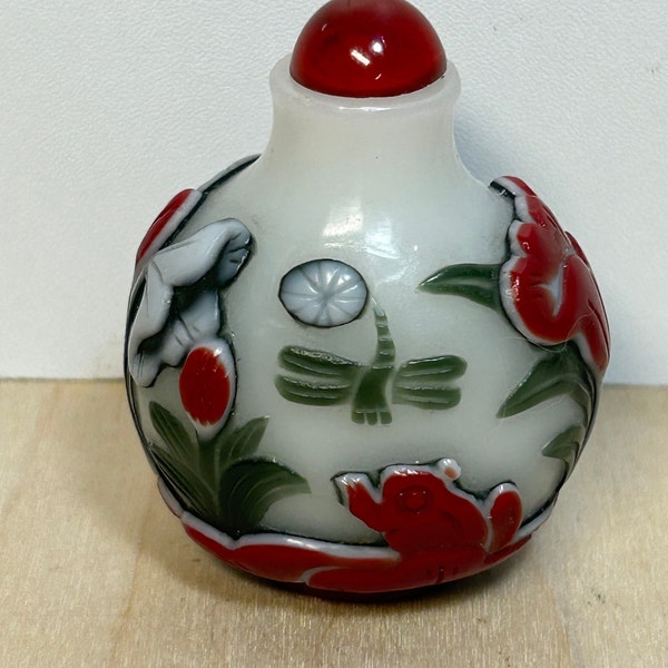 Chinese glass overlay snuff bottle