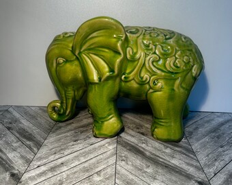 Lindgrüner Keramik Elefant