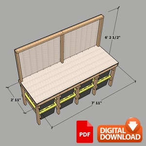 Puede incluir: Un banco de jardín de madera con respaldo de listones y superficie superior. El banco tiene un estante incorporado con seis contenedores negros. El banco mide 2,41 metros de largo, 0,91 metros de ancho y 1,94 metros de alto.