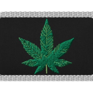 Könnte beinhalten: Ein grünes Marihuana-Blatt, das auf einem schwarzen Patch mit weißem Rand gestickt ist.