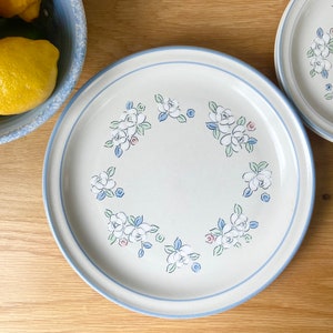 Assiettes fleuries printanières des années 1970, assiettes de côté de ferme vintage, assiettes à dîner, assiettes à fleurs Chantilly Fleur de Lune, assiettes florales bleu pastel