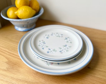 Juego de platos florales en azul pastel de la década de 1970, juego de 4 platos laterales y platos de cena vintage de granja, platos Chantilly Fleur de Lune de Hearthside