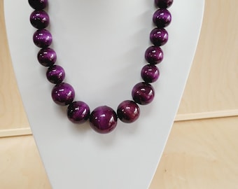 Wooden beads, a string of wooden beads + a bracelet hand-painted in eggplant color on elastic bands.