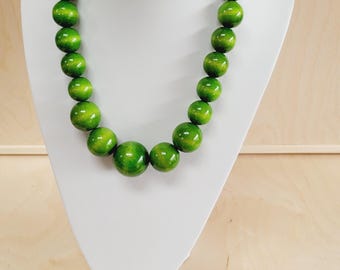 Wooden beads, a string of wooden beads + a bracelet hand-painted in green color on elastic bands.
