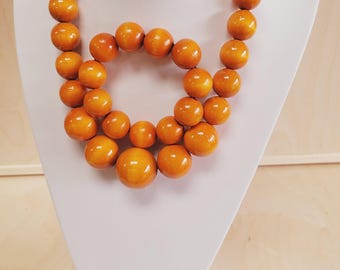 Wooden beads, a string of wooden beads + a bracelet hand-painted in orange color on elastic bands.