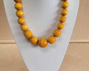 Wooden beads, a string of wooden beads + a bracelet hand-painted in yellow on elastic bands.