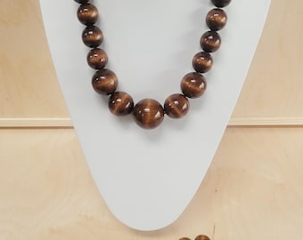 Wooden beads, a string of wooden beads + a bracelet hand-painted in brown on elastic bands.
