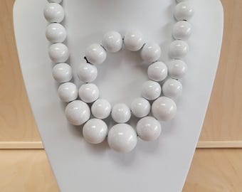 Wooden beads, a string of wooden beads + a bracelet hand-painted in white on elastic bands.