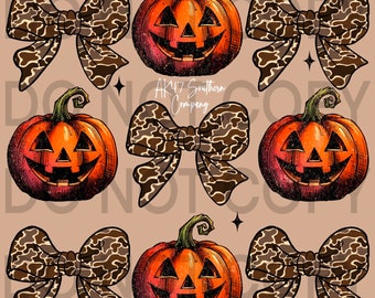 Puede incluir: Un patrón sin costuras con calabazas naranja de jack-o'-lantern con una sonrisa de dientes y lazos de camuflaje marrón y beige. El fondo es de color marrón claro. El texto "AK47 Southern Company" está en el centro del patrón.