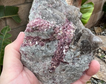 Tormalina rosa, tormalina viola, quarzo fumé, mica, pietra grezza