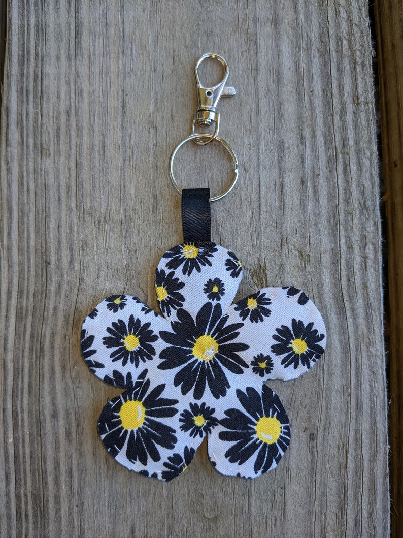 Simply Beautiful Daisy Flower Key Chain Zipper Pull Fob Etsy