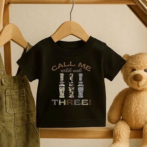 Camiseta de caza de patos para niños de 3.er cumpleaños, camiseta Young Wild and Three, atuendo para niños de 3 años, cumpleaños con temática de caza, camiseta de tercer cumpleaños, pato de la suerte imagen 2