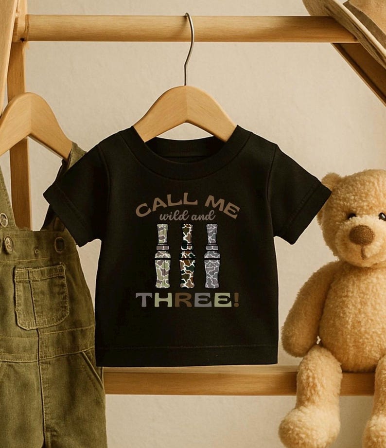 Camiseta de caza de patos para niños de 3.er cumpleaños, camiseta Young Wild and Three, atuendo para niños de 3 años, cumpleaños con temática de caza, camiseta de tercer cumpleaños, pato de la suerte imagen 2