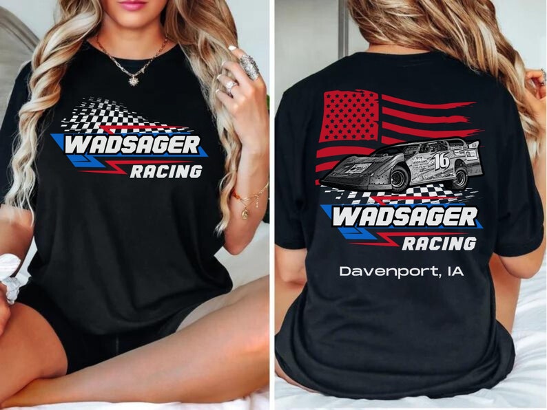Peut inclure: T-shirt noir avec un drapeau &agrave; damier blanc et le texte "Wadsager Racing" sur le devant. Le dos du t-shirt pr&eacute;sente un drapeau am&eacute;ricain, une voiture de course et le texte "Wadsager Racing Davenport, IA".