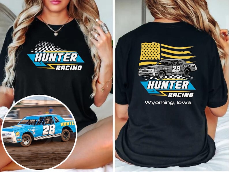 Peut inclure: T-shirt noir avec un graphique bleu et jaune d'une voiture de course avec le texte "Hunter Racing" et "Wyoming, Iowa".