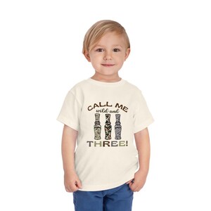Camiseta de caza de patos para niños de 3.er cumpleaños, camiseta Young Wild and Three, atuendo para niños de 3 años, cumpleaños con temática de caza, camiseta de tercer cumpleaños, pato de la suerte imagen 6