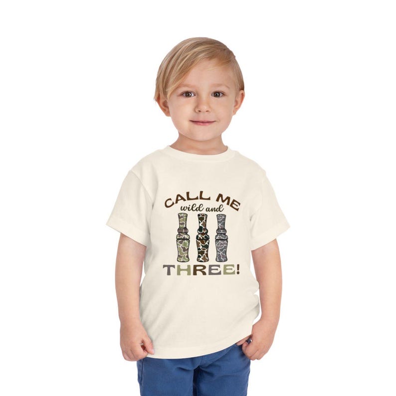 Camiseta de caza de patos para niños de 3.er cumpleaños, camiseta Young Wild and Three, atuendo para niños de 3 años, cumpleaños con temática de caza, camiseta de tercer cumpleaños, pato de la suerte imagen 6
