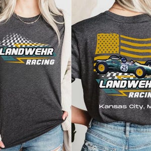 Peut inclure: Un t-shirt gris fonc&eacute; avec un motif de drapeau &agrave; damier blanc et le texte "Landwehr Racing" sur le devant. Le dos du t-shirt pr&eacute;sente une voiture de course verte avec le num&eacute;ro 25 sur le c&ocirc;t&eacute;, un motif de drapeau &agrave; damier et le texte "Landwehr Racing Kansas City, MO".