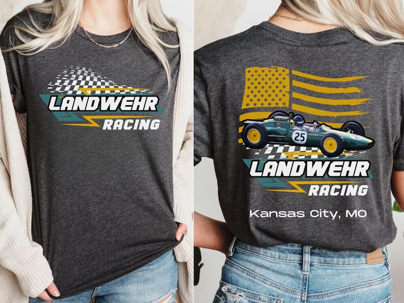 Peut inclure: Un t-shirt gris fonc&eacute; avec un motif de drapeau &agrave; damier blanc et le texte "Landwehr Racing" sur le devant. Le dos du t-shirt pr&eacute;sente une voiture de course verte avec le num&eacute;ro 25 sur le c&ocirc;t&eacute;, un motif de drapeau &agrave; damier et le texte "Landwehr Racing Kansas City, MO".